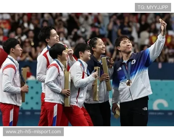 樊振东赢球后多特蒙德教练“缠着”合影：跨界友谊点亮体育新火花